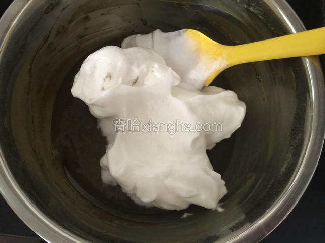 取三分之一打发好的蛋白加入抹茶面糊中，用刮刀由下往上的翻拌均匀。