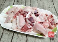 酸菜烧猪手的做法图解1