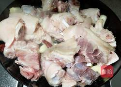 酸菜烧猪手的做法图解5