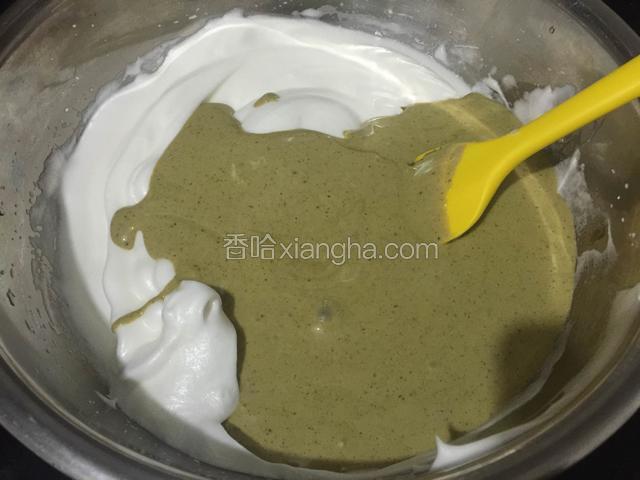 再把翻拌好的抹茶面糊全部倒到蛋白里，用同样的手法翻拌均匀。