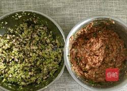白菜香菇肉包子的做法图解3