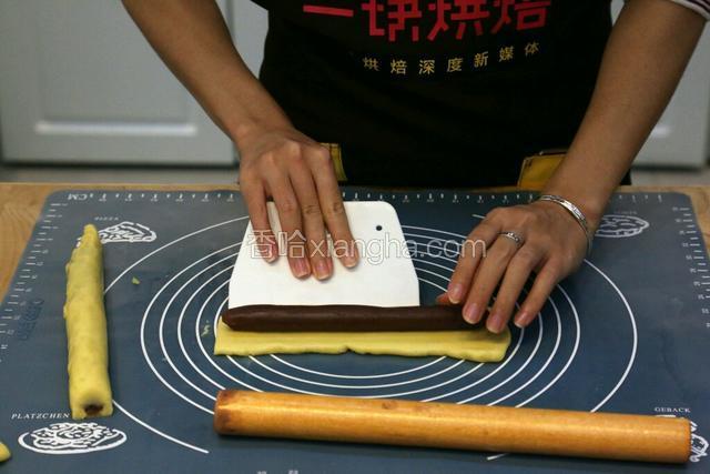 10.将馅料放入面片中，卷起来，搓一下，让面皮厚度均匀