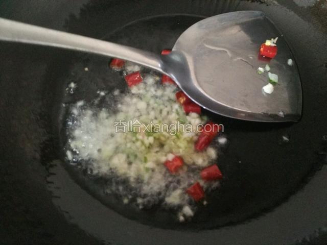 把辣椒和葱蒜倒入煸炒出香味～