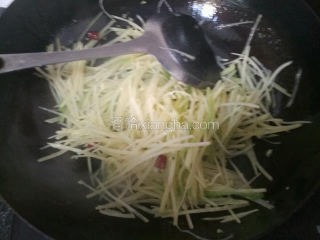 再放入土豆丝和青椒丝，快速淋入白醋，放盐和糖，鸡精，大火爆炒出锅～