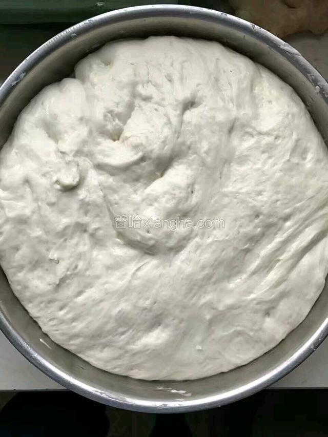 和面。和面的时候根据自己喜好，可以加入鸡蛋，面色更好看。