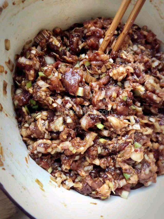 做馅。将肉和芹菜切碎成馅，葱切丁，把水分挤干净，并混合均匀，加入适量老抽、耗油和盐，进行调味。