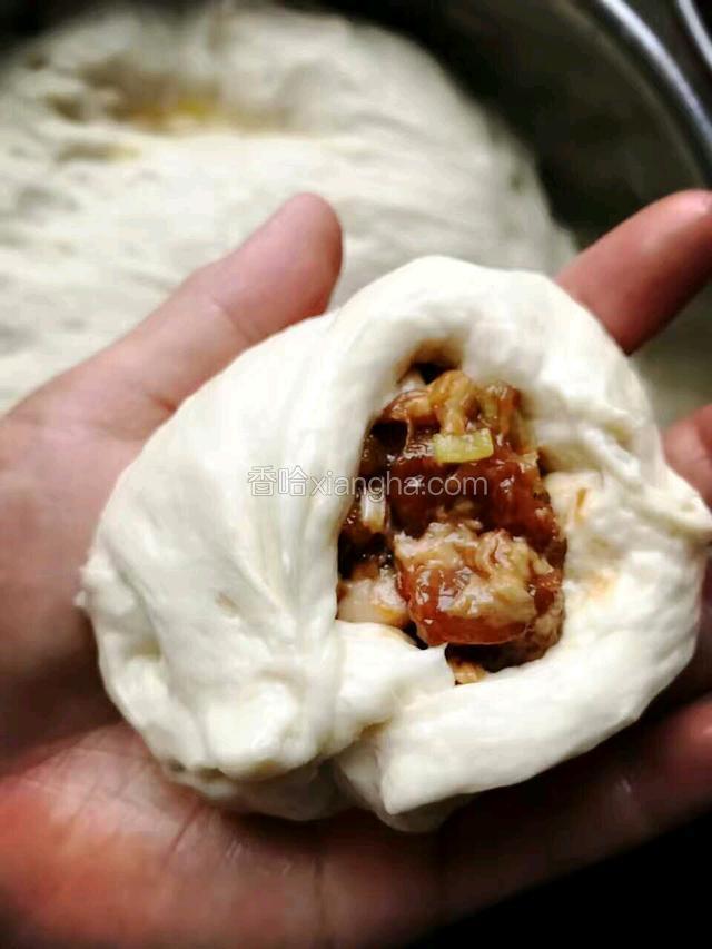 擀面皮。将和好的面做成面皮，中间厚，四周薄。然后开始放馅，封口，按成饼状。