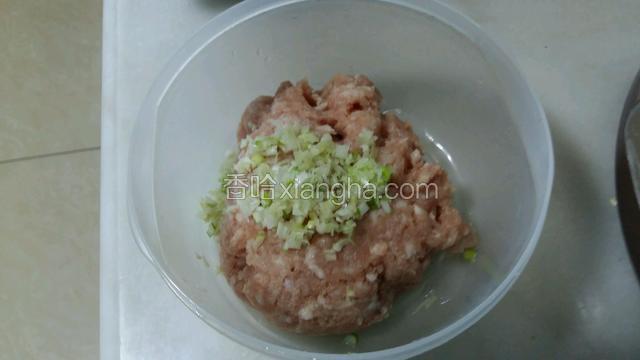 猪肉馅里放适量葱花