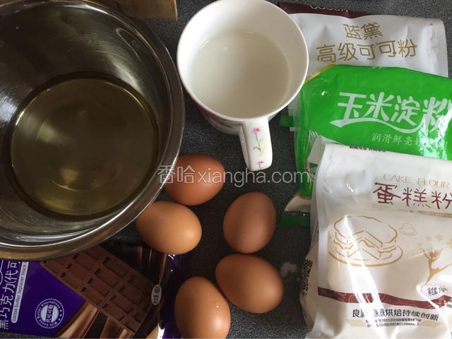 准备中等个的新鲜鸡蛋、低筋面粉、玉米淀粉、可可粉、黑巧克力、牛奶、砂糖、鲜柠檬。瓶装柠檬也可以。