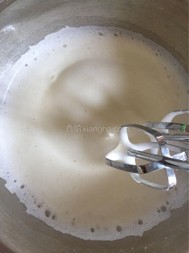 中速打发到蛋白霜细腻的时候放入20克白砂糖。