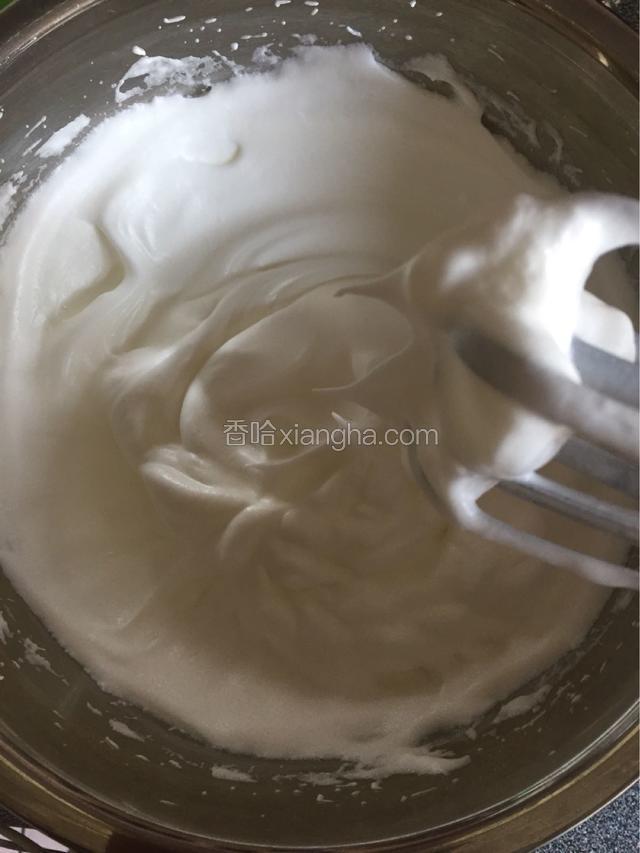 出现明显纹路的时候改为低速打发，最后直到出现直立的小尖角，打发完成。