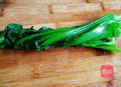 Illustration of how to make fried rice with mustard greens and bacon 4