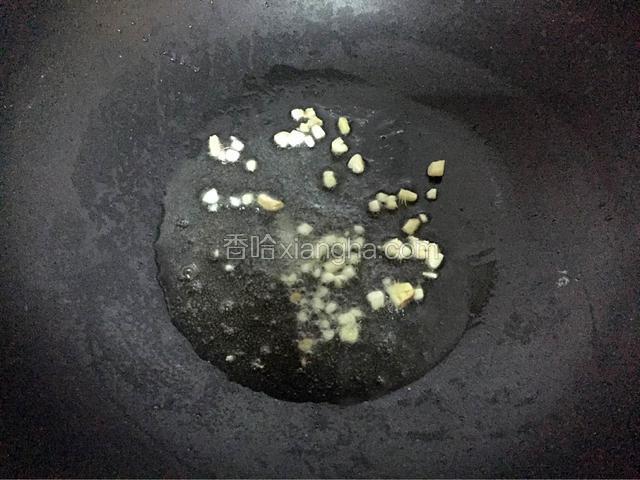 锅中倒入适量油烧热后放入姜蒜爆香