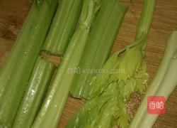 芹菜炒鸡蛋的做法图解2