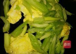 芹菜炒鸡蛋的做法图解5