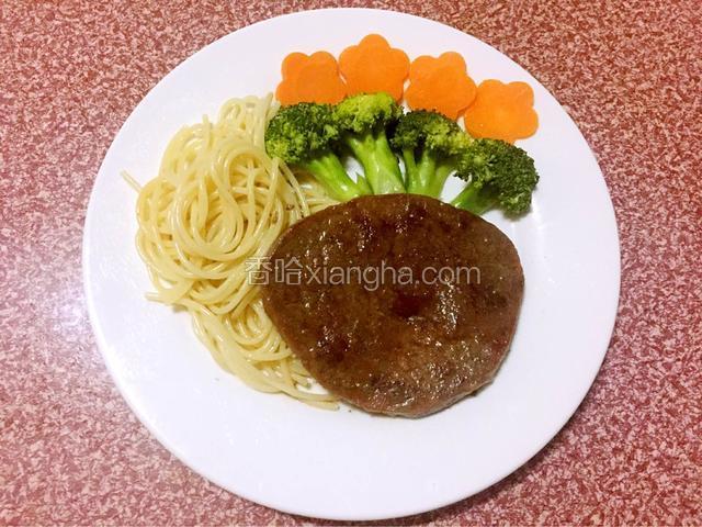 把牛排煎好摆放在盘中，摆上配菜和意面