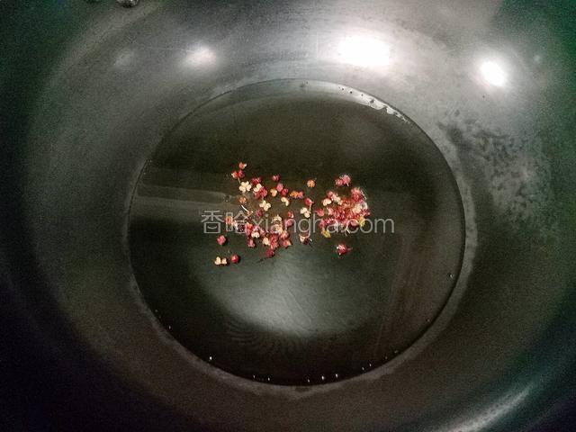锅中放适量油，烧至七成热，下入花椒炸香。
