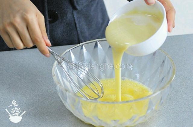 加入炼乳，充分搅拌均匀