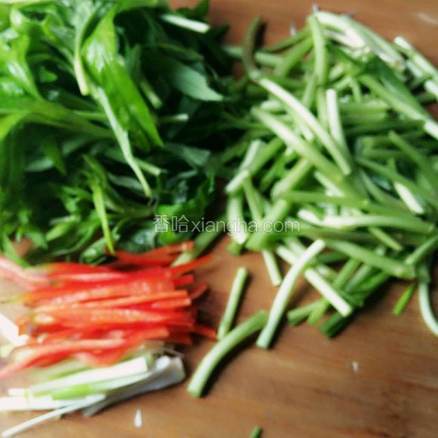 茼蒿茎部分切成·寸段，叶子留下，葱和辣椒切成细丝