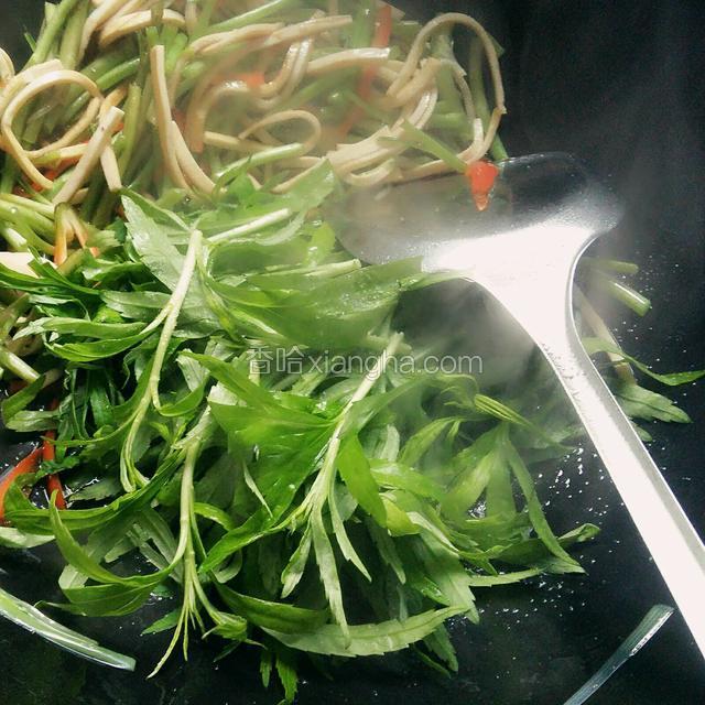 再把茼蒿叶放入翻炒