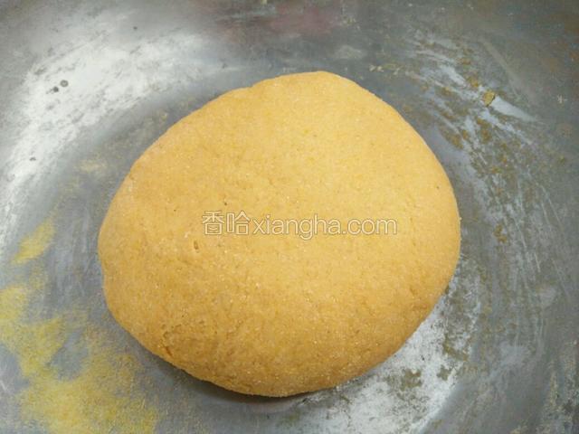 然后用手揉成光滑的面团。放温暖处，醒发三十分钟