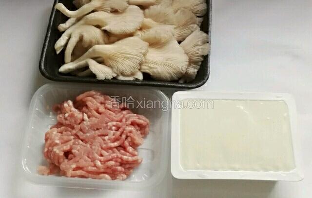 准备好所有食材，袖珍菇洗干净沥干水，豆腐切块，肉碎用盐，胡椒粉，生抽，糖，粟粉腌制十五分钟