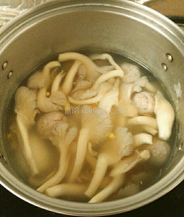 煮十分钟后放入袖珍菇