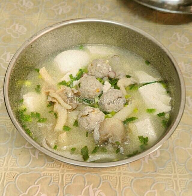 用盐调味，撒上葱花即可