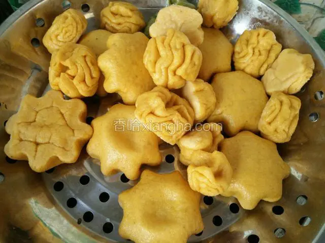 然后放蒸锅里上汽后蒸十五分钟，闷两分钟取出即可。