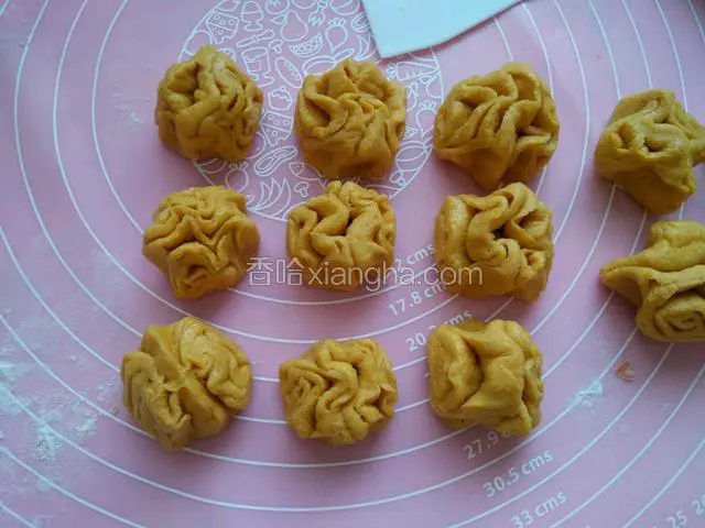 一次用同样的手法做完所有的面团，看图中的小花卷，醒十分钟左右