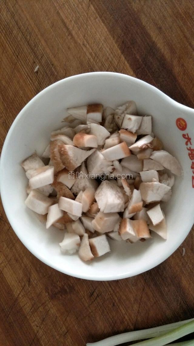 香菇蒂切碎。