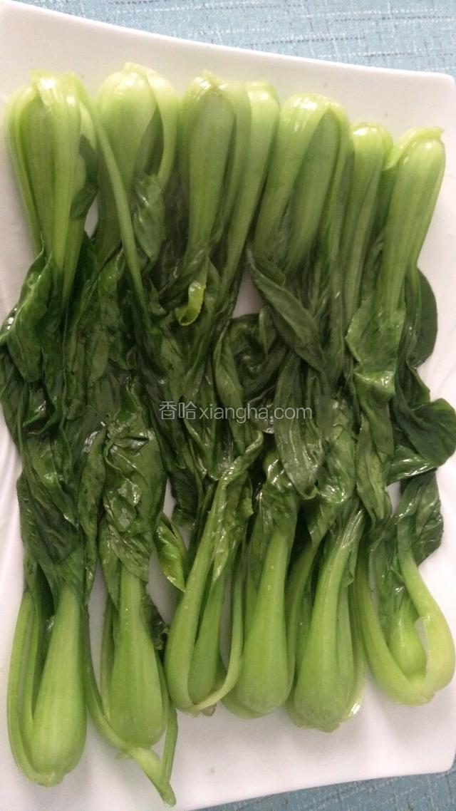 另起锅烧开水，放入少许盐和植物油，给青菜焯水。焯好后摆盘放入盘内。