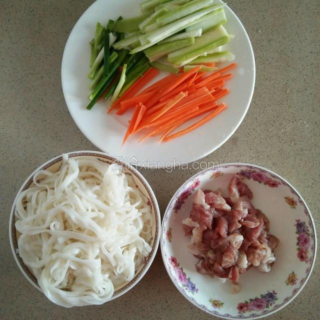 备好所需材料，配菜切成丝，瘦肉切小块或片放少许盐腌制