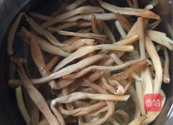 鸡胸肉炒黄花菜的做法图解1