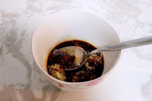 加入海鲜酱油和辣椒油拌匀