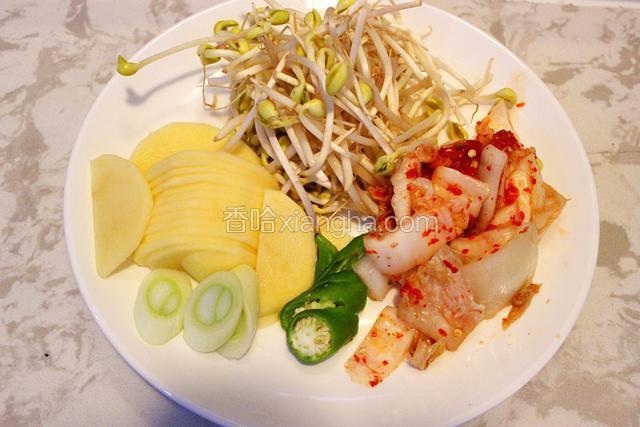 准备食材，泡菜切片、辣椒切段、葱切段、土豆切片、豆芽洗净控水