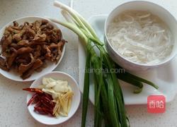 蒜苗粉条炒肉丝的做法图解1