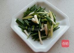 蒜苗粉条炒肉丝的做法图解2