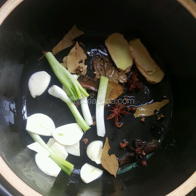 鸡胸肉用料理针扎些小孔，这样在煲煮的时候熟得均匀不怕柴口也入味，（这个步骤忘记拍照了）将大料还有各种配料洗干净