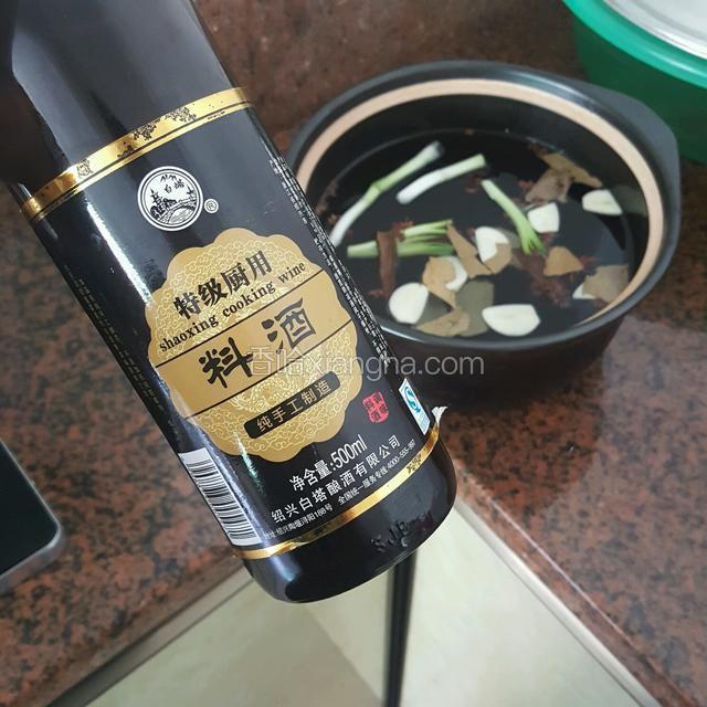 大料和配料洗干净之后倒进适量的清水和料酒大火熬煮开