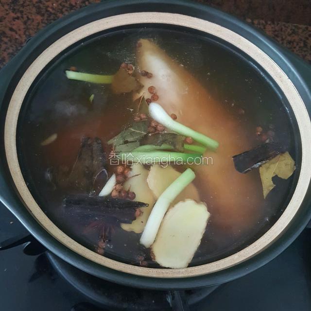 水开了之后转中火把鸡胸肉放进去煮大约25分钟再关火
