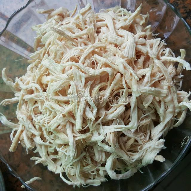 把鸡胸肉全撕成小丝