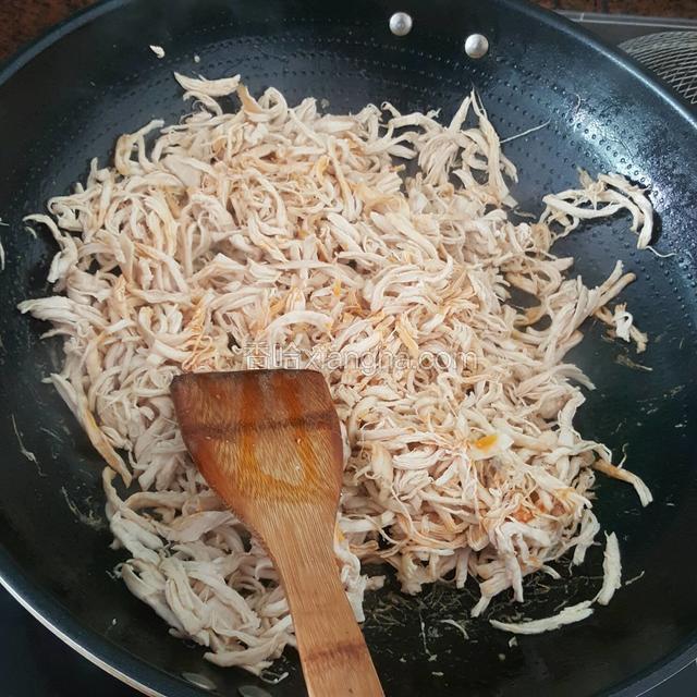炒得边缘有些许焦黄的时候放酱油，胡椒面，辣椒面，鸡粉继续翻炒
