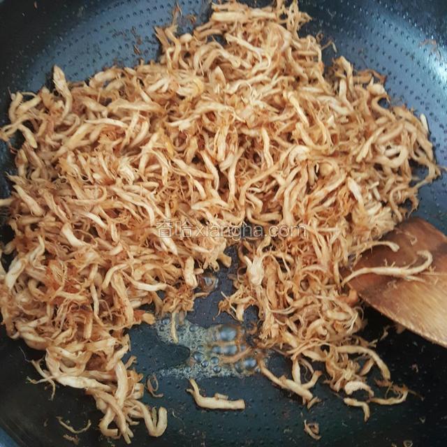 鸡丝炒得均匀上色后再倒蜜糖进去，不用加水，因为蜜糖倒进去会化水炒着鸡丝就湿润不干