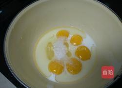 电饭煲戚风蛋糕的做法图解3