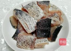 干煸椒盐鱼块的做法图解2