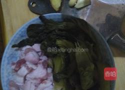 酸菜炒五花肉的做法图解1