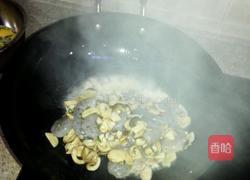 虾仁菌菇滑蛋的做法图解6