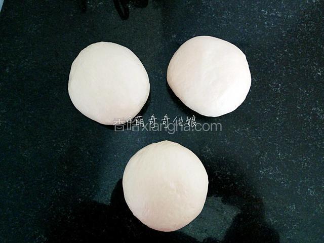  取出折叠按压排气，再称重分割成3等份，滚圆，盖保鲜膜松弛10分钟。

排气的时候放台面上用擀面丈擀压一下就可以排气了。