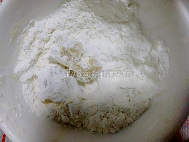 65克低粉，35克猪油混合成团，装袋备用